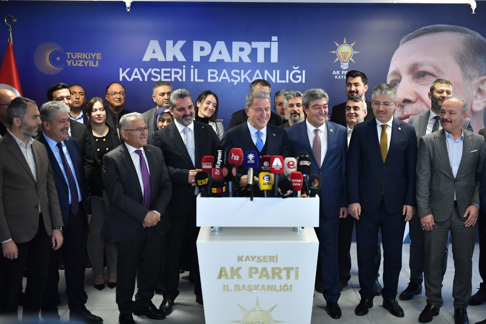 Hulusi Akar, “Kapımızın, gönlümüzün ve telefonlarımızın daima açık olduğunu bilmelerini isteriz”